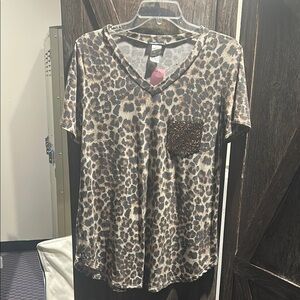 Leopard Print V-Neck T-Shirt with Sequin Pocket Size Medium